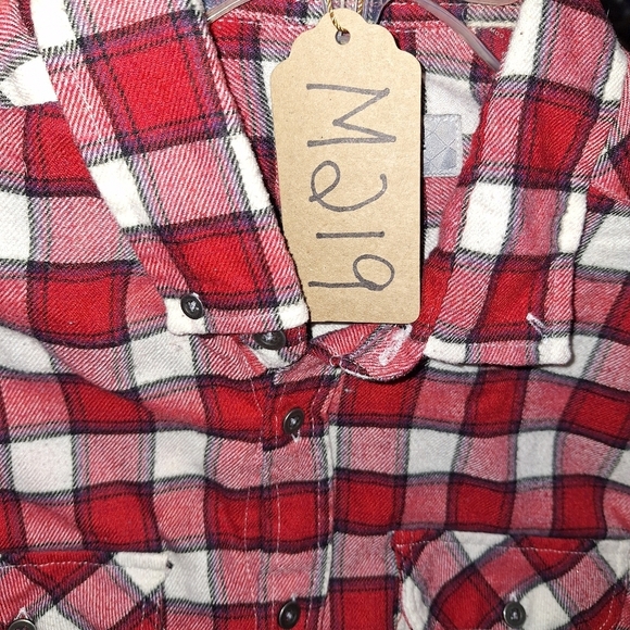 An Ocean Coast micro-flannel long sleeve button-down men's shirt in a medium. - Picture 4 of 7